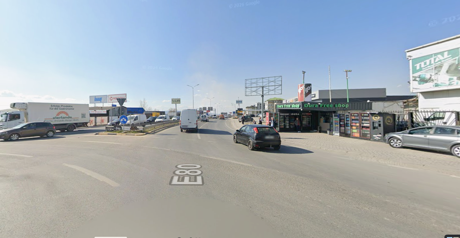 Dyqani Dura Free Shop në anën e djathtë